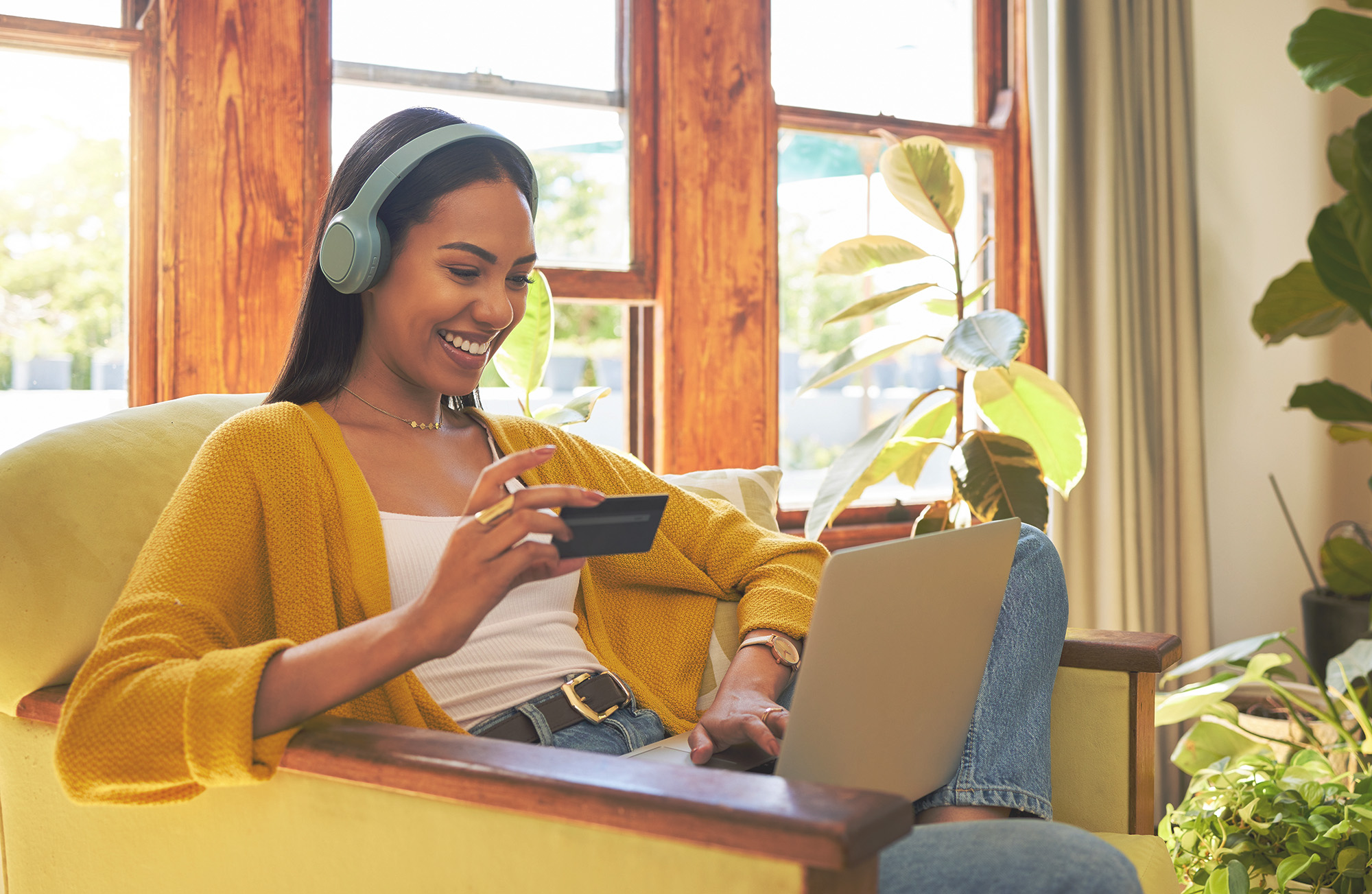woman encouraged into online shopping by conversion rate optimisation